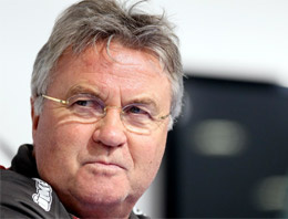 Hiddink yeni takımına imzayı attı Hiddink yeni takımına imzayı attı
