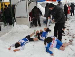 Dondurucu hava öğrencileri bayılttı Dondurucu hava öğrencileri bayılttı