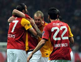 G.Saray diğerleriyle dalga geçiyor G.Saray diğerleriyle dalga geçiyor