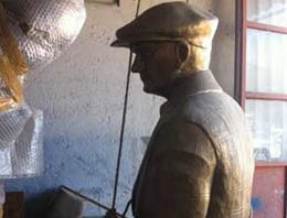 Depodaki Atatürk heykeli kriz yarattı! Depodaki Atatürk heykeli kriz yarattı!